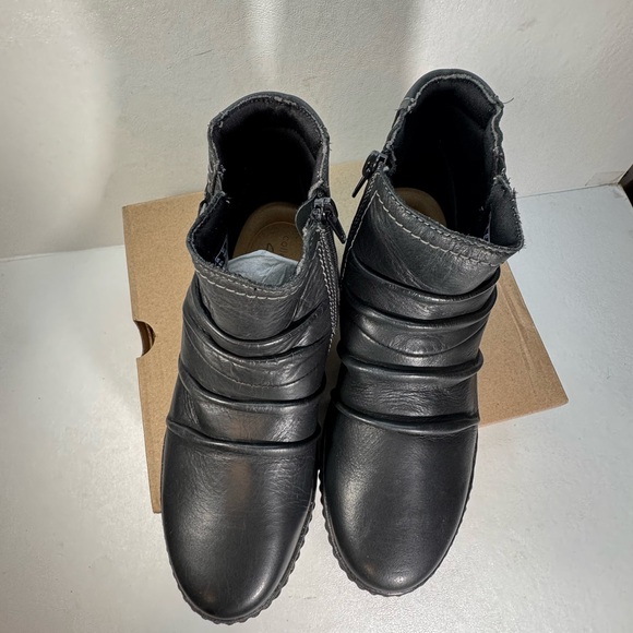 Clarks Collection Leather Ruched Ankle Boots Caroline Orchid casual Fall winter - Picture 4 of 12